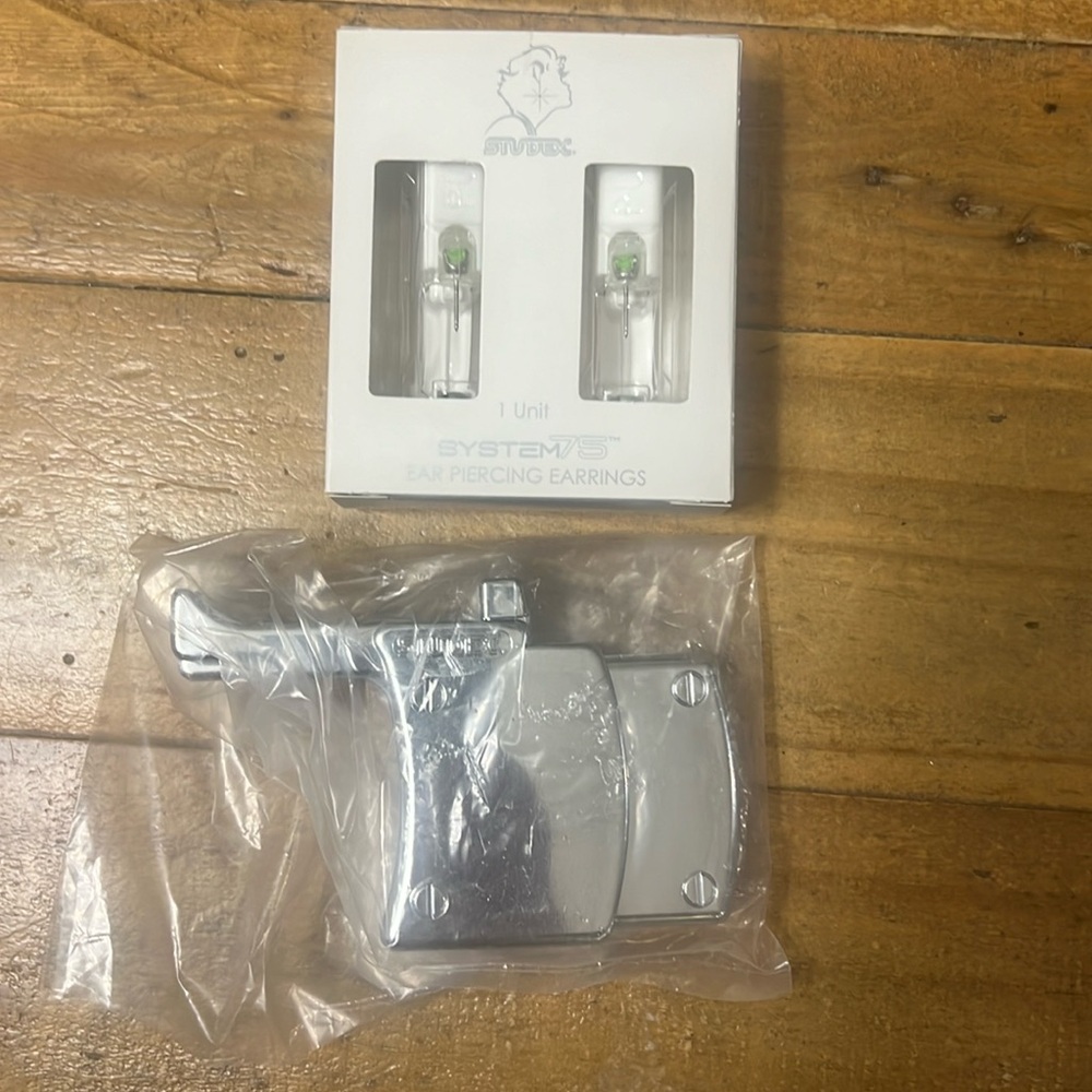 Ear piercing kit w earrings
